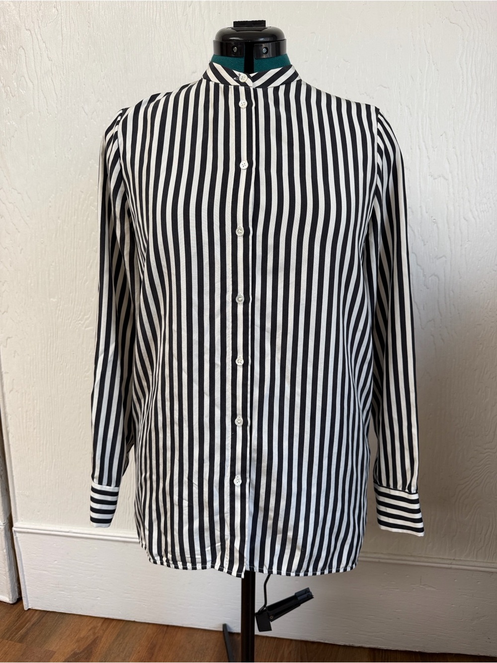 Everlane 100% Silk Size 4 Black & White Vertical Stripe women’s Button-Up Shirt